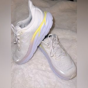 Hoka Clifton 8 in Blanc de Blanc Bright White